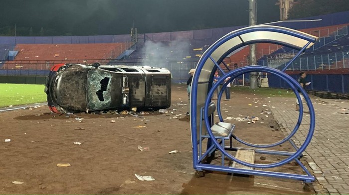 Mobil-mobil Rusak Usai Kerusuhan di Stadion Kanjuruhan Malang Sebuah mobil terbalik akibat kericuhan usai pertandingan BRI Liga 1 antara Arema melawan Persebaya di Stadion Kanjuruhan, Malang, Jatim, Minggu (2/10/2022). Sebanyak 127 orang dilaporkan meninggal dunia dalam kerusuhan tersebut. ANTARA FOTO/Vicki Febrianto/Zk