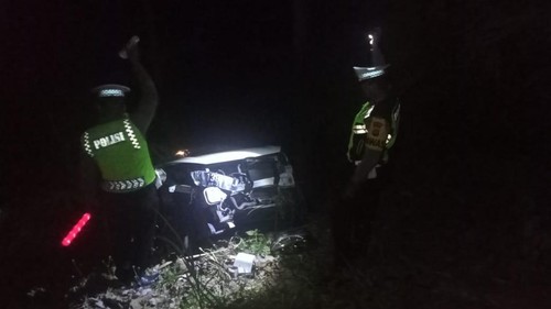 Mobil yang dikemudikan seorang WNA asal Ukraina terperosok ke jurang sedalam 15 meter di Jalan Raya Tigawasa-Kaliasem, Buleleng, Sabtu (1/10/2022) malam.