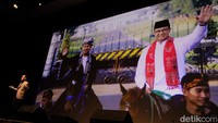 Dalam acara ini, Dino Patti, Ridwan Kamil, dan Bima Arya memberikan pujian kepada Anies.  