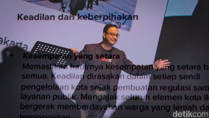 Anies Baswedan, Ridwan Kamil, Bima Arya, beserta inisiator Supermentor Dino Patti Djalal berfoto bersama dalam acara perpisahan untuk Anies di Djakarta Theater, Jakarta Pusat, Minggu (2/10/2022). Acara ini digelar oleh Foreign Policy Community of Indonesia (FPCI).