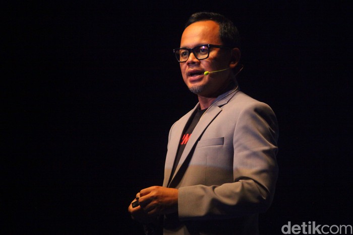 Anies Baswedan, Ridwan Kamil, Bima Arya, beserta inisiator Supermentor Dino Patti Djalal berfoto bersama dalam acara perpisahan untuk Anies di Djakarta Theater, Jakarta Pusat, Minggu (2/10/2022). Acara ini digelar oleh Foreign Policy Community of Indonesia (FPCI).