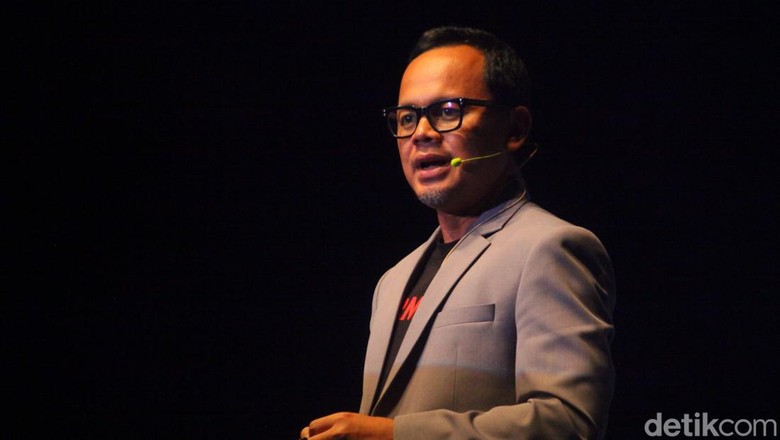 Momen Anies, Ridwan Kamil, dan Bima Arya Ngumpul di Acara Farewell Anies Baswedan, Ridwan Kamil, Bima Arya, beserta inisiator Supermentor Dino Patti Djalal berfoto bersama dalam acara perpisahan untuk Anies di Djakarta Theater, Jakarta Pusat, Minggu (2/10/2022). Acara ini digelar oleh Foreign Policy Community of Indonesia (FPCI).