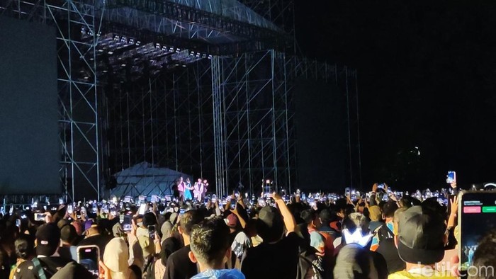 Momen hening mendoakan korban tragedi Kanjuruhan di konser Westlife di kompleks Prambanan.