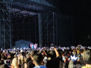 Momen Hening di Konser Westlife untuk Korban Tragedi Kanjuruhan