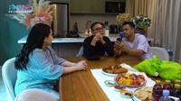Nah, kalau ini keseruan Iwan Bule saat diajak makan bersama oleh Raffi dan Nagita Slavina ke rumah mereka. Raffi antusias menunjukkan klub sepakbolanya yaitu RANS FC. Foto: Instagram @mochamadiriawan84