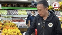 Meski sibuk menjadi ketua PSSI, Iwan Bule tetap menyempatkan waktu untuk sekedar belanja aneka buah di supermarket. Foto: Instagram @mochamadiriawan84