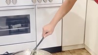 Selain jadi penggemar kuliner dan hobi kulineran. Iwan Bule juga tak gengsi turun ke dapur untuk langsung masak di sana. Menu andalannya ada nasi goreng. Foto: Instagram @mochamadiriawan84