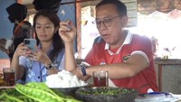 Siapa sangka, sosok ketua PSSI ini ternyata hobi makan petai dan sambal dadak yang pedas untuk menu makan siangnya. Foto: Instagram @mochamadiriawan84