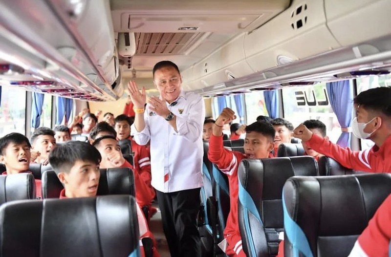 Momen Ketua PSSI, Iwan Bule Saat Makan Bareng Atta Halilintar dan Raffi Ahmad