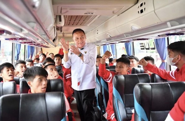 Momen Ketua PSSI, Iwan Bule Saat Makan Bareng Atta Halilintar dan Raffi Ahmad Momen Ketua PSSI, Iwan Bule Saat Makan Bareng Atta Halilintar dan Raffi Ahmad