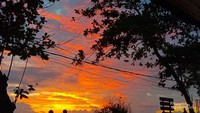 Sunrise yang memukau menghiasi pagi di Sanur.