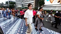 Wakil Direktur Utama Bank Mandiri Alexandra Askandar mengikuti fesyen show Mandiri Hari Batik 2022 di kawasan Car Free Day (CFD).  