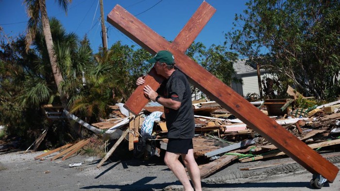Pasca Badai Ian, Warga Florida Lakukan Upaya Bersih-bersih FORT MYERS, FLORIDA - OCTOBER 01: Members of the Indiana Task Force 1 Search and Rescue team look for anyone needing help after Hurricane Ian passed through the area on October 1, 2022 in Fort Myers, Florida. The Category 4 hurricane brought high winds, storm surge and rain to the area causing severe damage. (Photo by Joe Raedle/Getty Images)