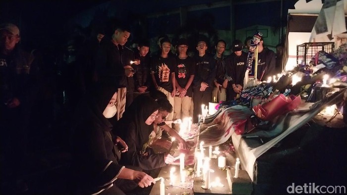 Patung Singa di Stadion Kanjuruhan Malang.