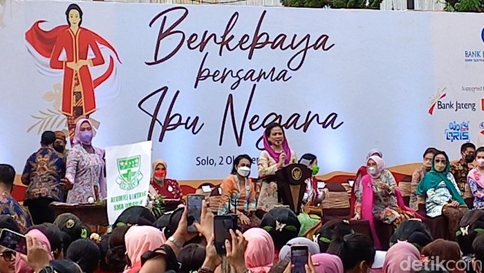 Ibu negara, Iriana Joko Widodo (Jokowi), saat menghadiri pawai Berkebaya Bersama Ibu Negara di jalan Slamet Riyadi, Kota Solo, Minggu (2/10/2022)