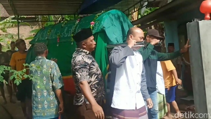 Pemakaman suporter Hendrik Gunawan (21) warga Dusun Sudimoro, Desa Pucangsari, Purwodadi, Pasuruan.
