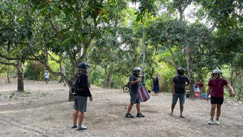 Suasana saat polisi melakukan penggerebekan dan penangkapan bebotoh judi tajen di Sukasada Buleleng