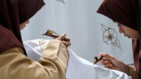 Perlahan-lahan, siswa menuangkan lilin cair tersebut menggunakan canting. Tekstil tradisional ini, dibuat dengan metode pewarnaan tahan lilin. 