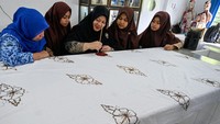 Tak Hanya siswa, guru pun ikut belajar membuat pola batik.  