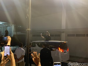 Riuh Penonton Iringi Kedatangan Personel The Script di Bandung