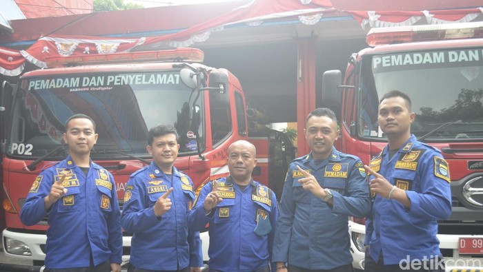 Petugas Damkar Bandung.