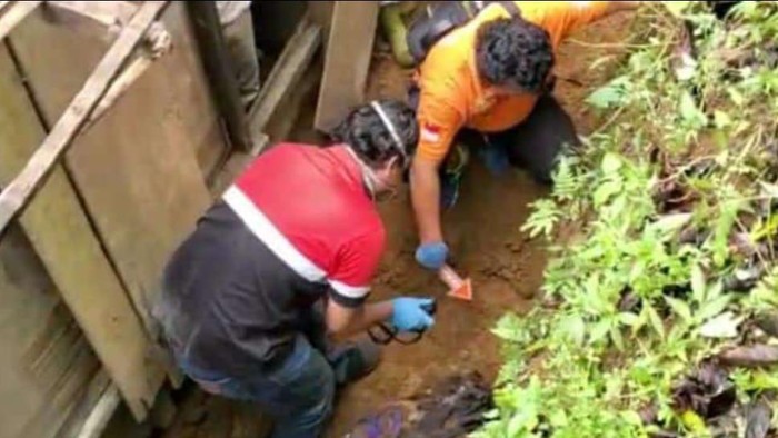 Petugas Inafis Polres Temanggung melakukannya pemeriksaan olah tempat kejadian perkara (TKP) di lokasi penemuan mayat.