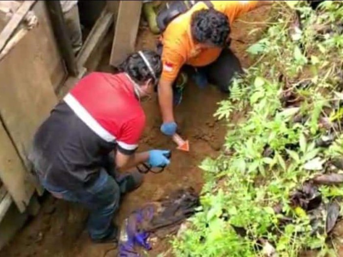 Petugas Inafis Polres Temanggung melakukannya pemeriksaan olah tempat kejadian perkara (TKP) di lokasi penemuan mayat.