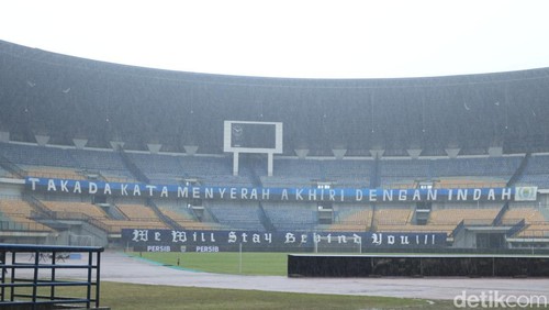 Petugas masih berjaga di Stadion GBLA meski laga Persib vs Persija ditunda.