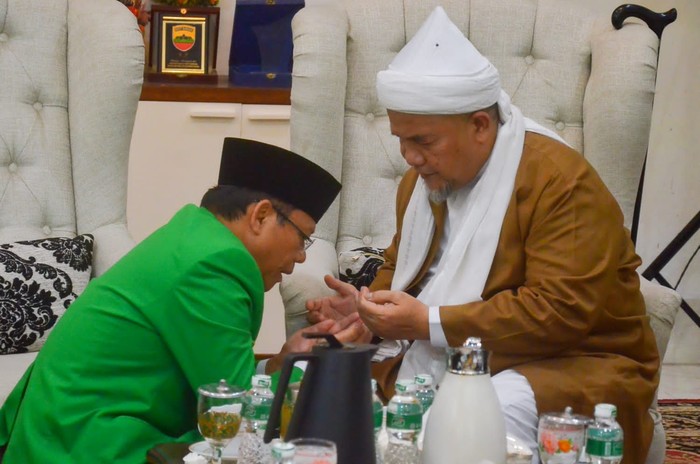Plt Ketua Umum Partai Persatuan Pembangunan (PPP) mengunjungi Pondok Pesantren (Ponpes) Babussalam, Pekanbaru, Riau.