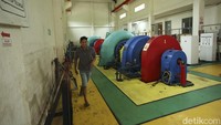 Pekerja beraktivitas di PLTM Merasap, Kalimantan Barat, Senin (4/9/2022). PT PLN (Persero) memaksimalkan potensi penerapan Energi Baru Terbarukan (EBT) dan salah satunya hadirnya pembangkit listrik tenaga mikrohidro (PLTMH) Merasap di Bengkayang.  