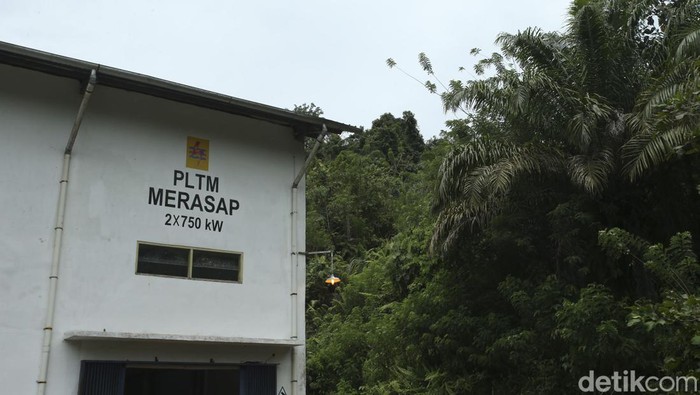 Pekerja beraktivitas di PLTM Merasap, Kalimantan Barat, Senin (4/9/2022). PT PLN (Persero) memaksimalkan potensi penerapan Energi Baru Terbarukan (EBT) dan salah satunya hadirnya pembangkit listrik tenaga mikrohidro (PLTMH) Merasap di Bengkayang.