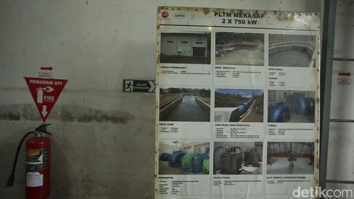 PLTMH Merasap Aliri Listrik dari Tenaga Mikrohidro ke 3000 Rumah Pekerja beraktivitas di PLTM Merasap, Kalimantan Barat, Senin (4/9/2022). PT PLN (Persero) memaksimalkan potensi penerapan Energi Baru Terbarukan (EBT) dan salah satunya hadirnya pembangkit listrik tenaga mikrohidro (PLTMH) Merasap di Bengkayang.