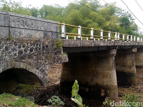 Pondasi Jembatan Jagung di Kabupaten Pekalongan roboh, Minggu (2/10/2022).