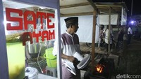 Meskipun tidak menyebutkan perbandingan secara angka, Ade mengatakan alasannya lebih suka berdagang sate di Jagoi Babang karena minimnya persaingan. Atas dasar itulah, ia merasa lebih mudah untuk mendapatkan uang.  