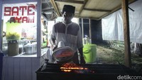 Untuk menarik lebih banyak pembeli, Ade tidak hanya menyuguhkan sate saja. Ade turut memboyong sejumlah makanan camilan khas Jabodetabek untuk dijual di Jagoi Babang seperti, pentol kuah, bakso bakar, rujak, hingga sempol.  