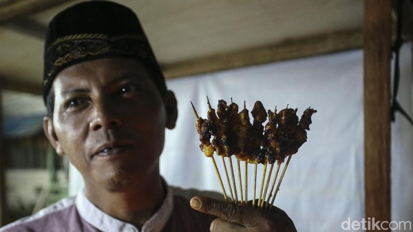 Potret Ade, Penjual Sate Asal Cikarang di Perbatasan Malaysia