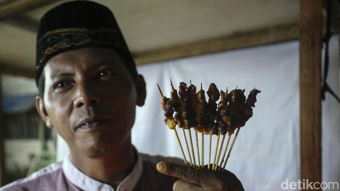 Potret Ade, Penjual Sate dari Cikarang ke Perbatasan Malaysia Gemerlap lampu Ibu Kota membuat banyak orang tertarik untuk mengadu nasib di Jakarta dan sekitarnya. Sayangnya tingginya minat masyarakat untuk merantau ke Jakarta membuat persaingan di kota tersebut begitu ketat. Hal itu lah yang dirasakan oleh seorang pedagang sate Ade Soleman (44) yang saat ini memutuskan untuk membuka usaha di Kecamatan Jagoi Babang, Kalimantan Barat.
