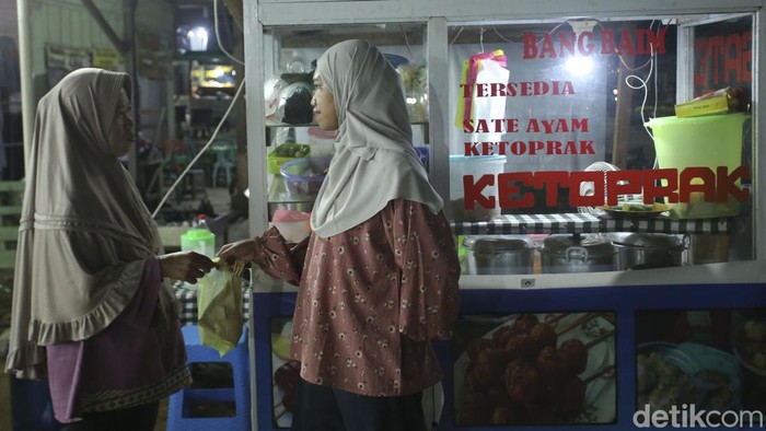 Gemerlap lampu Ibu Kota membuat banyak orang tertarik untuk mengadu nasib di Jakarta dan sekitarnya. Sayangnya tingginya minat masyarakat untuk merantau ke Jakarta membuat persaingan di kota tersebut begitu ketat. Hal itu lah yang dirasakan oleh seorang pedagang sate Ade Soleman (44) yang saat ini memutuskan untuk membuka usaha di Kecamatan Jagoi Babang, Kalimantan Barat.