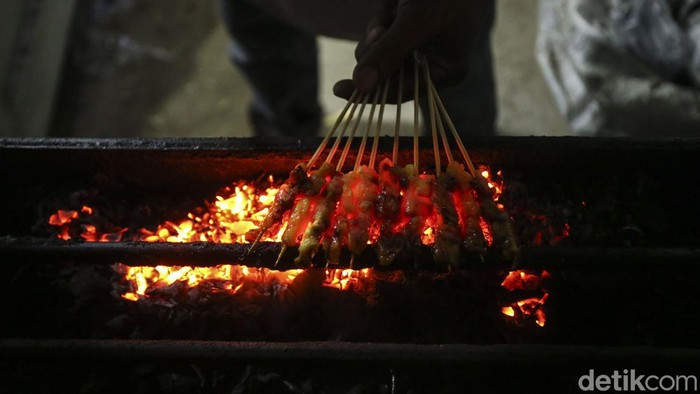 Potret Ade, Penjual Sate dari Cikarang ke Perbatasan Malaysia Gemerlap lampu Ibu Kota membuat banyak orang tertarik untuk mengadu nasib di Jakarta dan sekitarnya. Sayangnya tingginya minat masyarakat untuk merantau ke Jakarta membuat persaingan di kota tersebut begitu ketat. Hal itu lah yang dirasakan oleh seorang pedagang sate Ade Soleman (44) yang saat ini memutuskan untuk membuka usaha di Kecamatan Jagoi Babang, Kalimantan Barat.