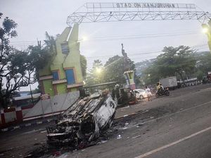 Potret Mobil Terguling-Hangus Terbakar Imbas Kerusuhan di Stadion Kanjuruhan
