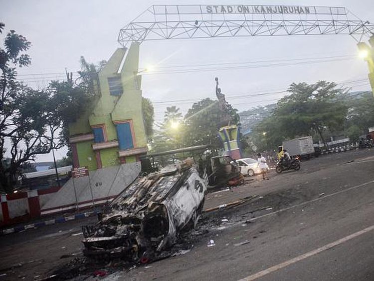 Potret Mobil Terguling-Hangus Terbakar Imbas Kerusuhan di Stadion Kanjuruhan