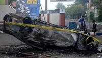 Kapolda Jawa Timur Irjen Nico Afinta mengungkap 13 mobil rusak akibat kerusuhan usai pertandingan Arema melawan Persebaya di Stadion Kanjuruhan, Malang. Foto: AFP via Getty Images/PUTRI