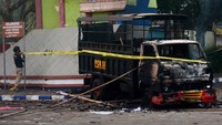 Truk polisi pun ikut mengalami kerusakan. Foto: AFP via Getty Images/PUTRI