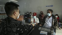 Orang tua bersama anaknya mencairkan dana PIP di BRI Unit Seluas, Kalimantan Barat, Senin (5/9/2022). Diketahui dana PIP dapat diambil melalui bank BRI.  