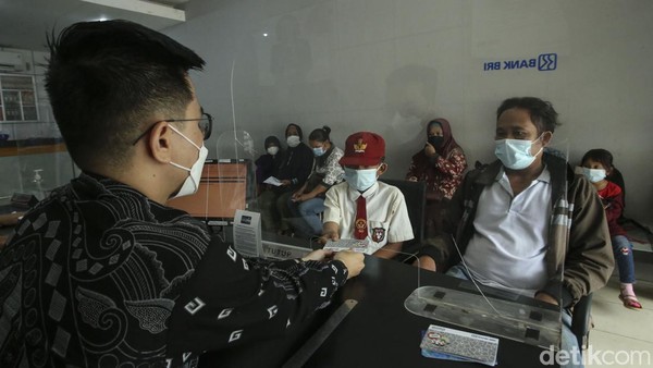 Potret Warga Seluas Cairkan Dana Program Indonesia Pintar