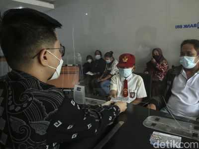 Potret Warga Seluas Cairkan Dana Program Indonesia Pintar