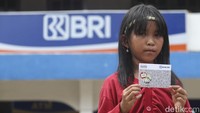Jika tidak, lakukan pengajuan dengan Kartu Keluarga Sejahtera (KKS). Siswa juga dapat menggunakan Surat Keterangan Tidak Mampu (SKTM).