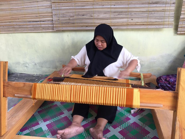 Proses pembuatan kain motif Kembang Komak di Desa Kebon Ayu Kecamatan Gerung Lombok Barat, Minggu (2/10/2022).