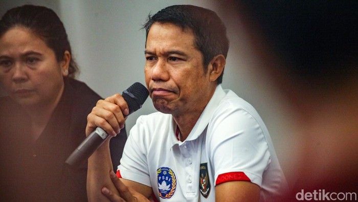 Sekretaris Jenderal Persatuan Sepakbola Seluruh Indonesia (PSSI) Yunus Nusi (tengah) didampingi Wasekjen PSSI Maaike Ira Puspita (kiri) dan dokter timnas Indonesia Syarif Alwi Maurapey (kiri) memberikan keterangan pers di Stadion Madya Senayan, Jakarta, Minggu (2/10/2022), terkait tragedi Kanjuruhan.