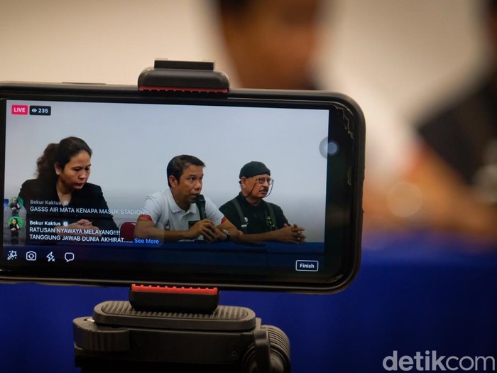 Sekretaris Jenderal Persatuan Sepakbola Seluruh Indonesia (PSSI) Yunus Nusi (tengah) didampingi Wasekjen PSSI Maaike Ira Puspita (kiri) dan dokter timnas Indonesia Syarif Alwi Maurapey (kiri) memberikan keterangan pers di Stadion Madya Senayan, Jakarta, Minggu (2/10/2022), terkait tragedi Kanjuruhan.